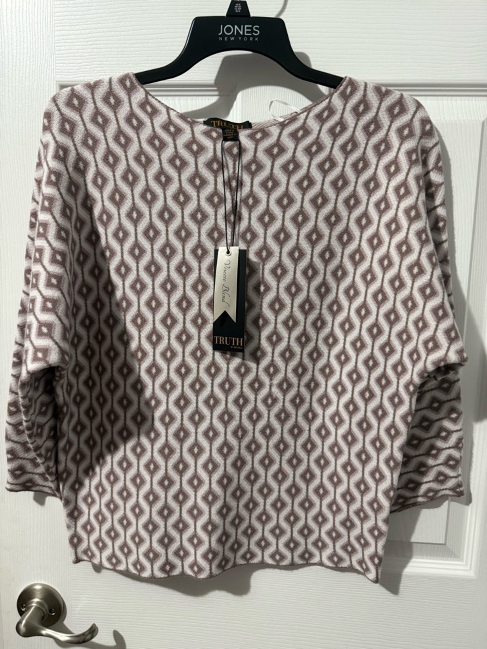 Truth Women's Geometric Print Pullover - Mauve & White